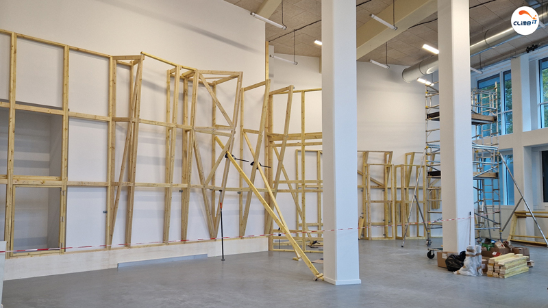 Construction mur d'escalade intérieur 150m2 en entreprise par CLIMB IT. Construction des ossatures