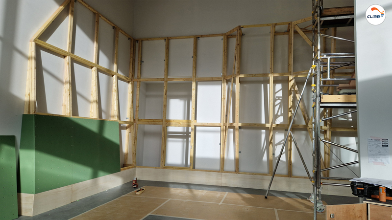 Construction mur d'escalade intérieur 150m2 en entreprise par CLIMB IT. Construction des ossatures coté bloc