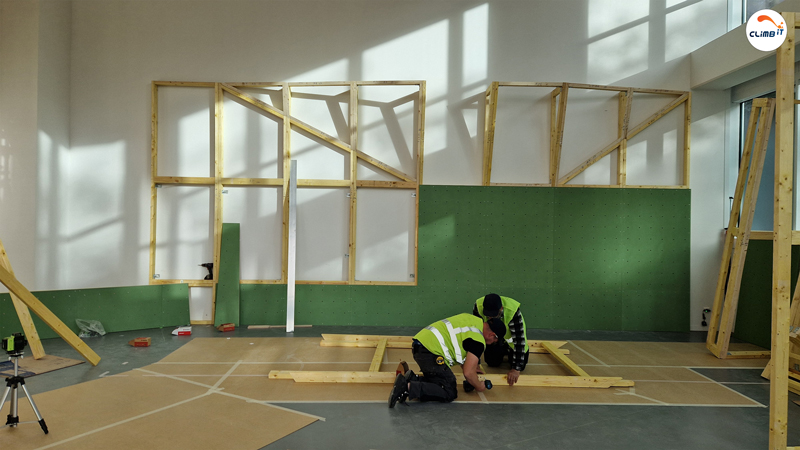 Construction mur d'escalade intérieur 150m2 en entreprise par CLIMB IT. Construction des ossatures coté corde