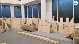 Construction mur d'escalade intérieur 150m2 en entreprise par CLIMB IT. Tri des panneaux d'escalade