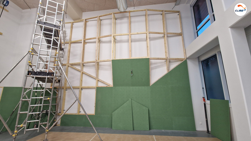 Construction mur d'escalade intérieur 150m2 en entreprise par CLIMB IT. Montage des reliefs du mur d'escalade