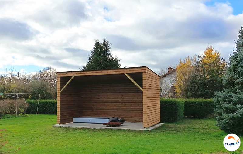 Construction Mur d'escalade extérieur en bois, modèle Séquoia, construit par CLIMB IT dans un jardin dans l'est de la France