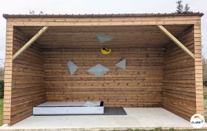 Construction Mur d'escalade extérieur en bois, modèle Séquoia construit par CLIMB IT pour un particulier. Mur d'escalade extérieur dans un jardin.