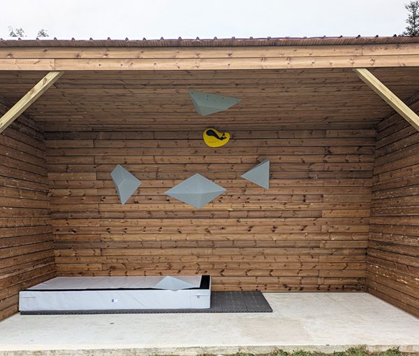 Construction Mur d'escalade extérieur en bois, modèle Séquoia construit par CLIMB IT pour un particulier. Mur d'escalade extérieur dans un jardin.