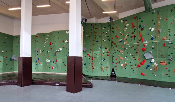 Construction mur d'escalade intérieur en entreprise par CLIMB IT