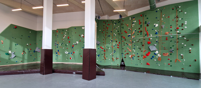Construction mur d'escalade intérieur en entreprise par CLIMB IT