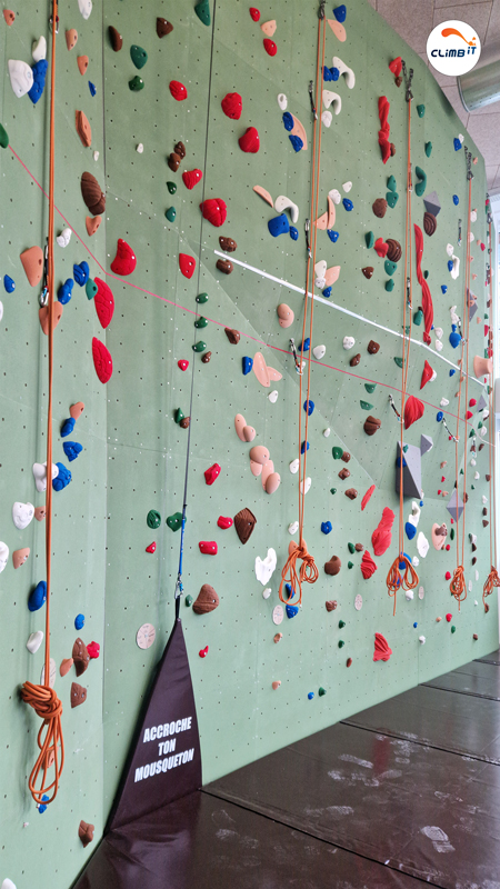 Construction mur d'escalade intérieur 150m2 en entreprise par CLIMB IT. 25 voies d'escalade sur corde et enrouleurs