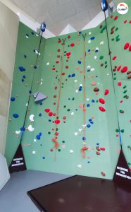 Mur d'escalade intérieur 150m2 en entreprise par CLIMB IT avec escalade sur cordes et enrouleurs