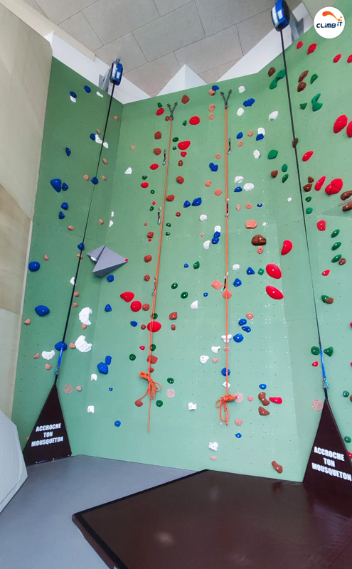 Mur d'escalade intérieur 150m2 en entreprise par CLIMB IT avec escalade sur cordes et enrouleurs