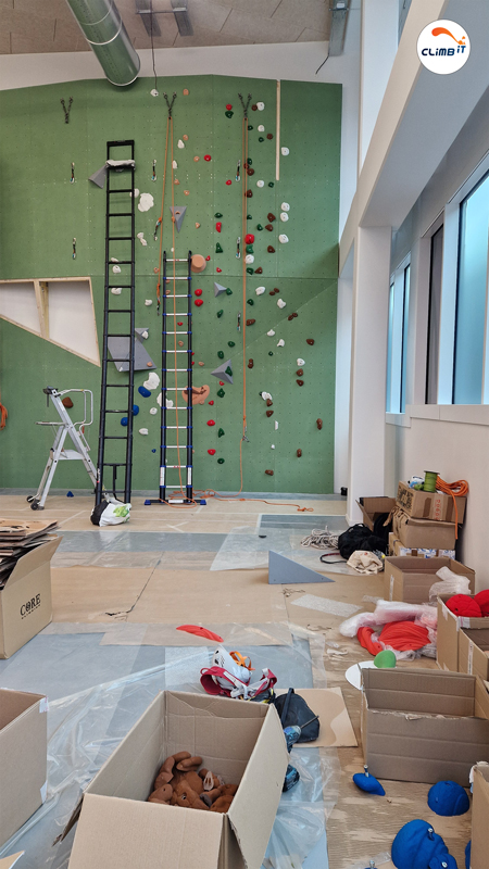 Construction mur d'escalade intérieur 150m2 en entreprise par CLIMB IT. Ouverture des voies de difficulté