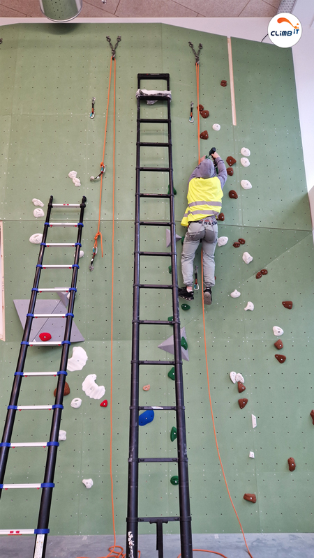 Construction mur d'escalade intérieur 150m2 en entreprise par CLIMB IT. Ouverture des voies d'escalade sur corde