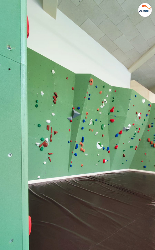 Mur d'escalade intérieur 150m2 en entreprise par CLIMB IT avec une zone bloc variée