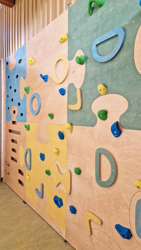 Mur d'escalade ludique pour les enfants de l'école maternelle Henri Wallon d'Argenteuil par CLIMB IT, fabricant de murs d'escalade scolaires