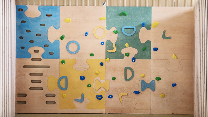 Mur d'escalade pour les enfants de l'école maternelle Henri Wallon d'Argenteuil par CLIMB IT, fabricant de murs d'escalade scolaires