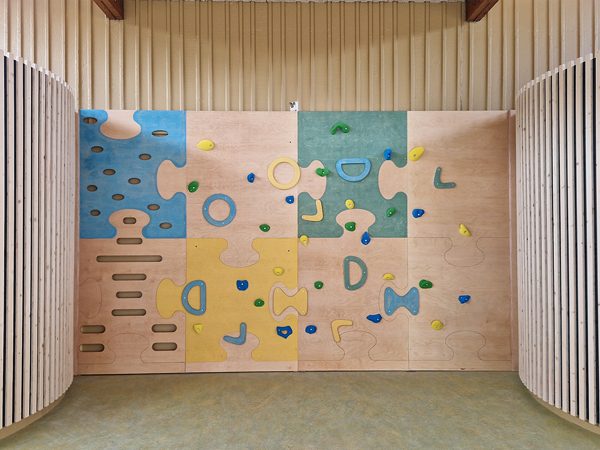 Mur d'escalade pour enfants Ecole maternelle Henri Wallon d'Argenteuil par CLIMB IT fabricant de murs d'escalade scolaires