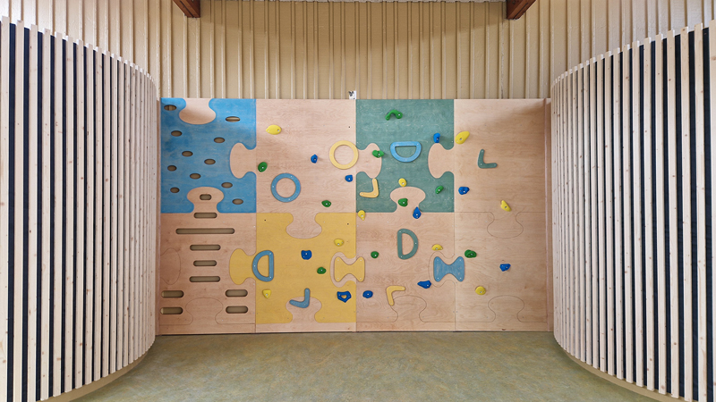 Mur d'escalade pour enfants Ecole maternelle Henri Wallon d'Argenteuil par CLIMB IT fabricant de murs d'escalade scolaires